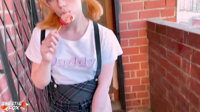 Schoolgirl ດູດ dick ຂອງນາງເລິກແລະ fucks ແທນທີ່ຈະຫ້ອງຮຽນ.